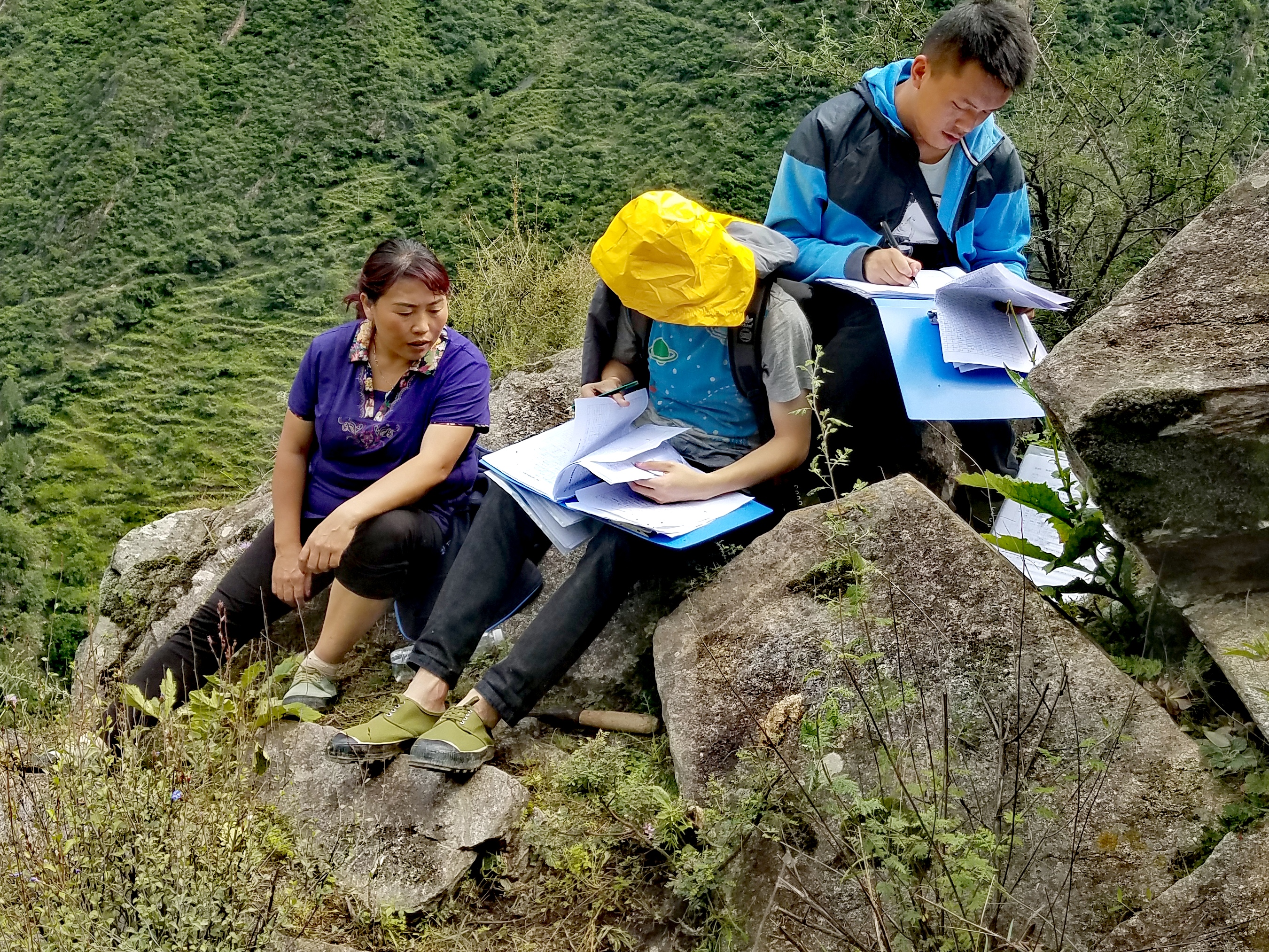 　2022年，余德春(左)協(xié)助排查震后地質(zhì)災(zāi)害隱患點。(圖為余德春提供)