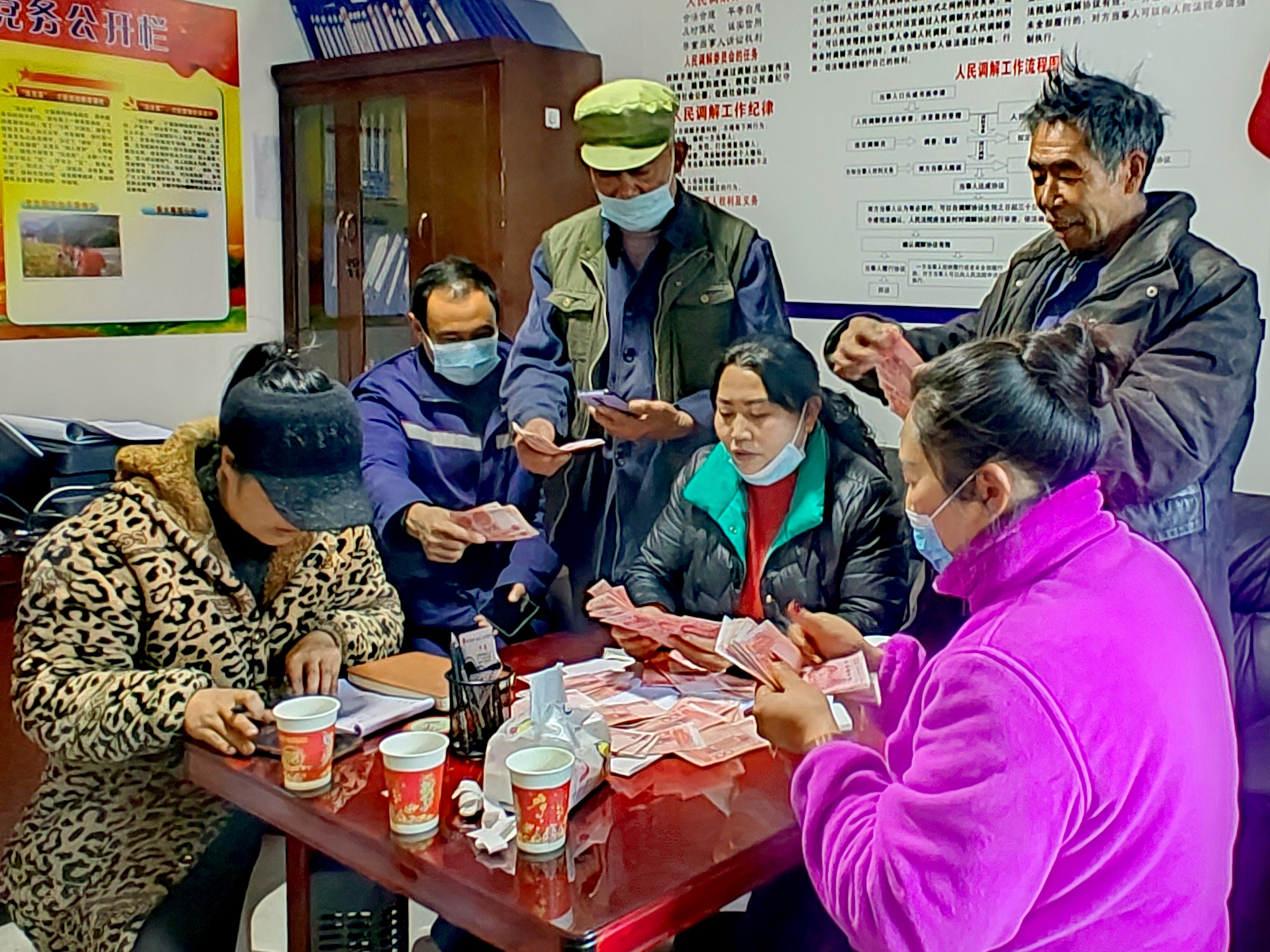 2022年，余德春給村民分紅。(圖為余德春提供)