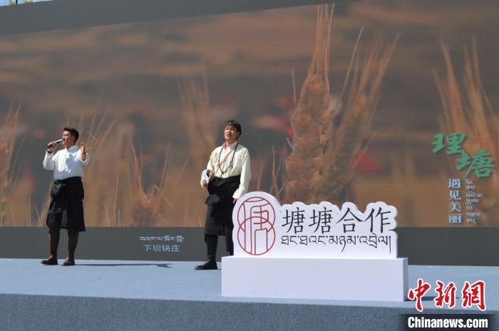 “康巴漢子”現(xiàn)場獻(xiàn)唱?！≈炝杞?攝