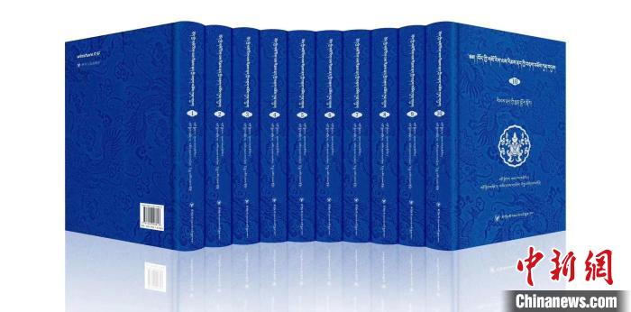 圖為青海果洛州藏醫(yī)專家桑德才讓擔任主編的《藏醫(yī)傳染性疾病文獻集成》?！∈茉L者 供圖