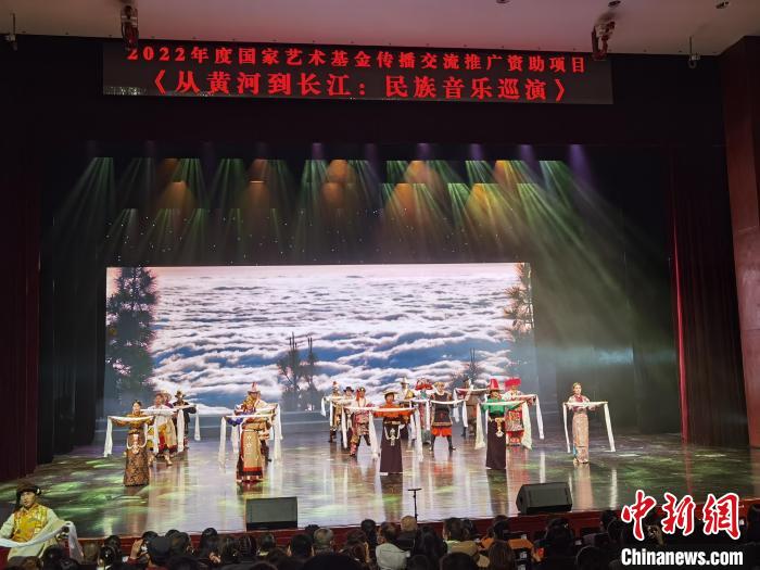 圖為演出現(xiàn)場?！∨擞隄?攝