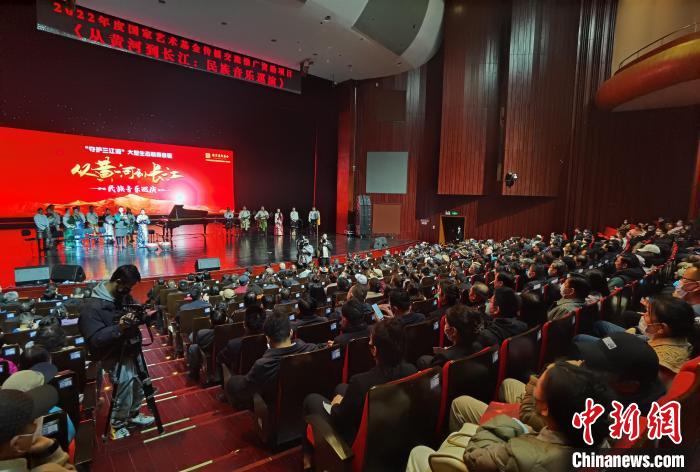 圖為演出現(xiàn)場?！∨擞隄?攝