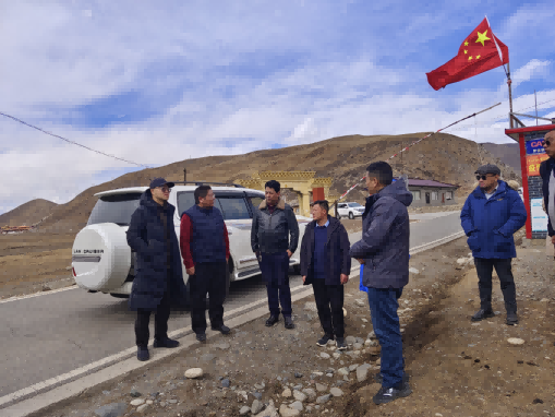 領(lǐng)隊(duì)張力帆（左一）帶隊(duì)實(shí)地調(diào)研援建項(xiàng)目推進(jìn)情況。成都高新區(qū)（簡陽市）第六批對(duì)口支援工作隊(duì)供圖