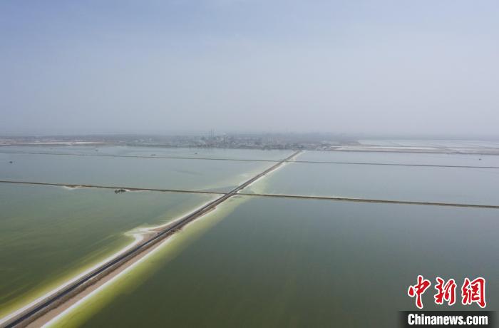 航拍春日的察爾汗鹽湖?！●R銘言 攝