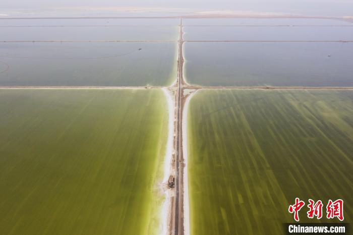 航拍春日的察爾汗鹽湖?！●R銘言 攝