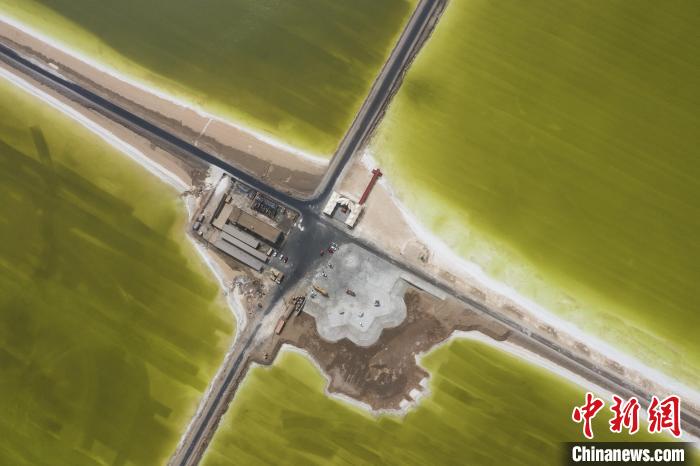 航拍春日的察爾汗鹽湖。　馬銘言 攝