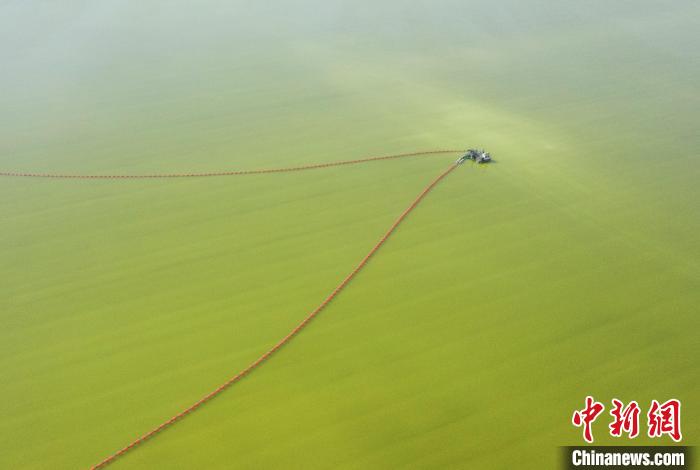 航拍春日的察爾汗鹽湖?！●R銘言 攝