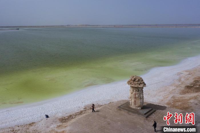 航拍春日的察爾汗鹽湖。　馬銘言 攝