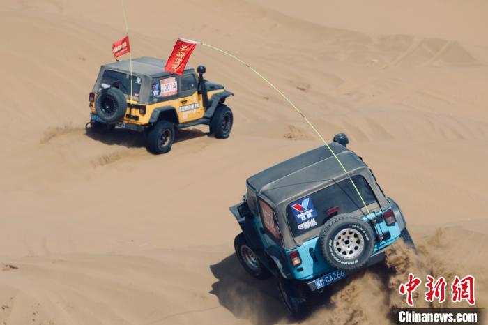 圖為高原沙漠機車越野挑戰(zhàn)賽現(xiàn)場?！≠F南縣委宣傳部供圖