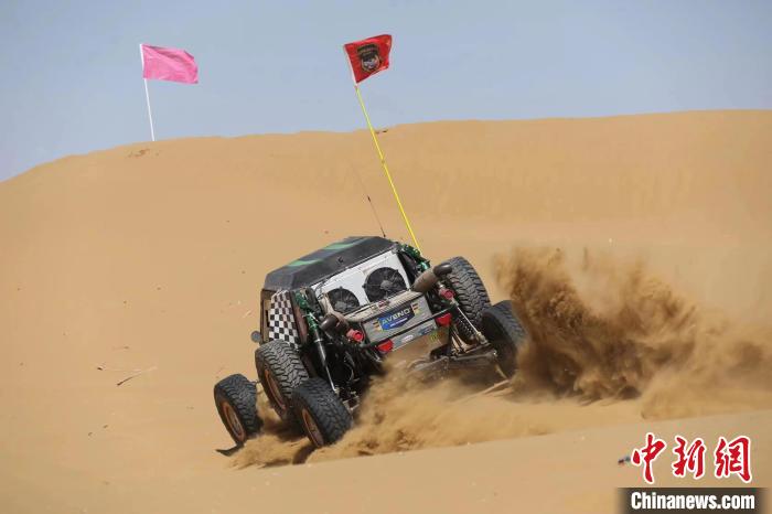 圖為高原沙漠機車越野挑戰(zhàn)賽現(xiàn)場?！≠F南縣委宣傳部供圖