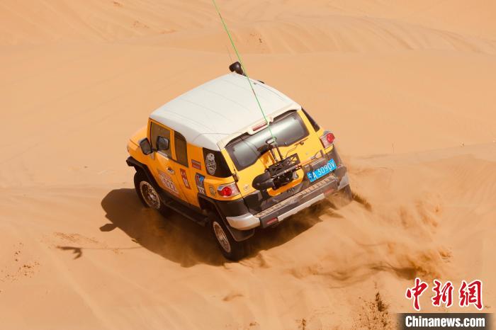 圖為高原沙漠機車越野挑戰(zhàn)賽現(xiàn)場?！≠F南縣委宣傳部供圖