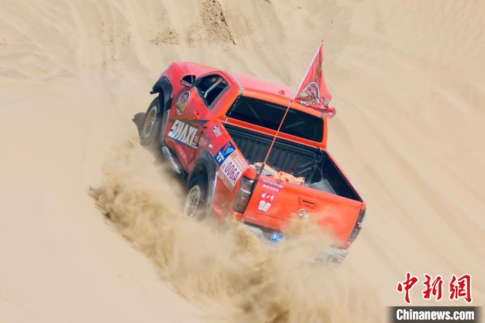 圖為高原沙漠機車越野挑戰(zhàn)賽現(xiàn)場?！≠F南縣委宣傳部供圖