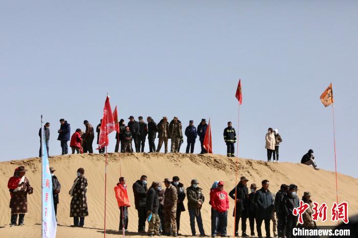 圖為來自各地的觀眾觀看比賽?！≠F南縣委宣傳部供圖