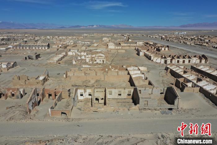 航拍青海省海西蒙古族藏族自治州茫崖市冷湖石油工業(yè)遺址保護區(qū)。　馬銘言 攝