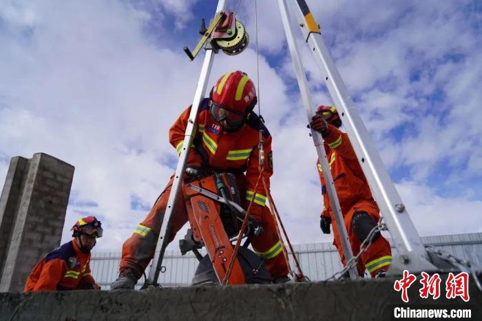 圖為地震實(shí)戰(zhàn)拉動(dòng)現(xiàn)場，參演人員正在進(jìn)行垂直救援項(xiàng)目?！∮駱湎拦﹫D
