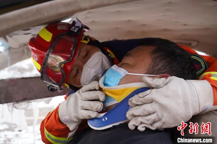 圖為地震實(shí)戰(zhàn)拉動(dòng)現(xiàn)場，參演人員正在進(jìn)行車輛事故救援項(xiàng)目?！∮駱湎拦﹫D