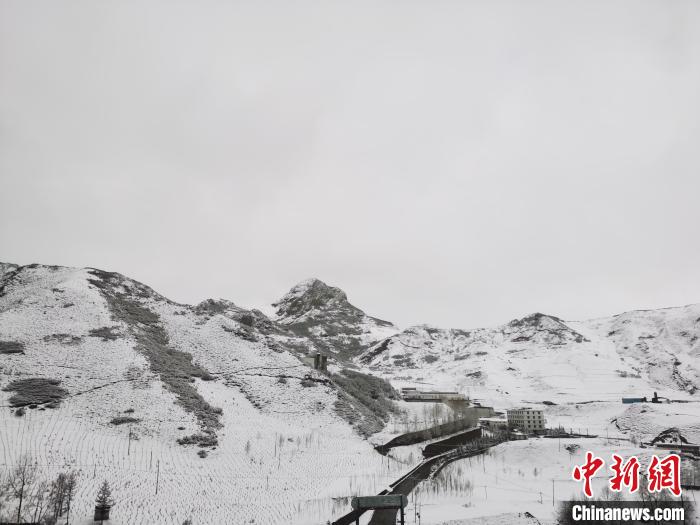 圖為青海省東南部的青沙山區(qū)域銀裝素裹?！?zhí)砀?攝
