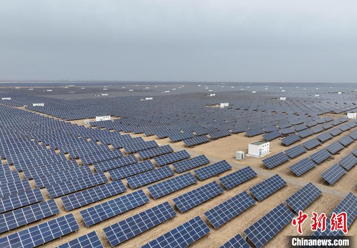 圖為航拍青海省海南藏族自治州共和縣塔拉灘光伏產(chǎn)業(yè)園?！∑钤鲚?攝