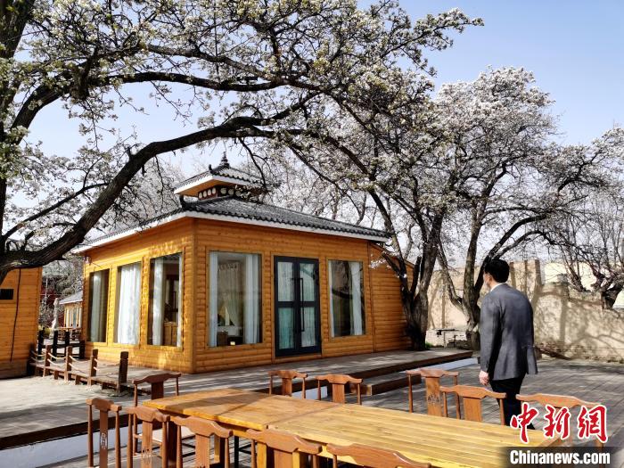 圖為尖扎噶達莊園一角?！?zhí)砀?攝