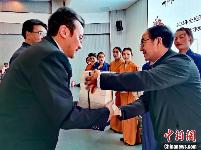 圖為贈(zèng)送叢書(shū)?！?zhí)砀?攝