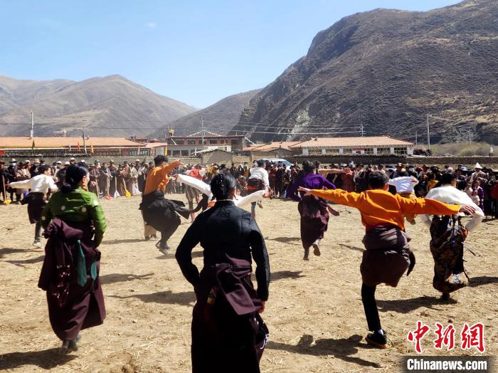 青海班瑪：“傳統(tǒng)＋現(xiàn)代”方式開(kāi)啟春耕“第一犁”