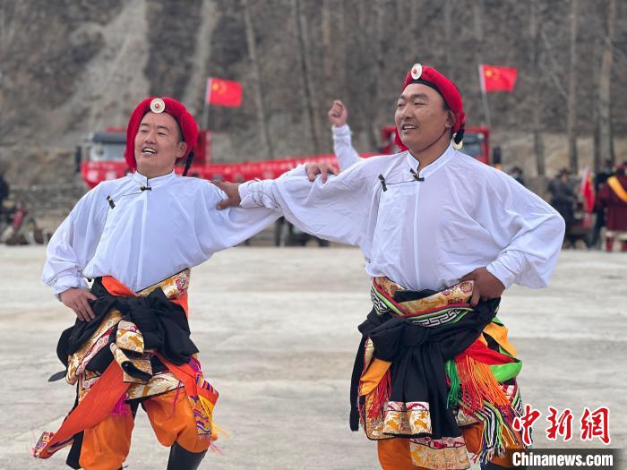 圖為當(dāng)?shù)厝罕娬寡莘沁z類歌舞文化?！±罱瓕?攝