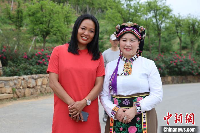 兩位姐姐的“玫瑰情緣”:東西攜手共赴“美麗之路”