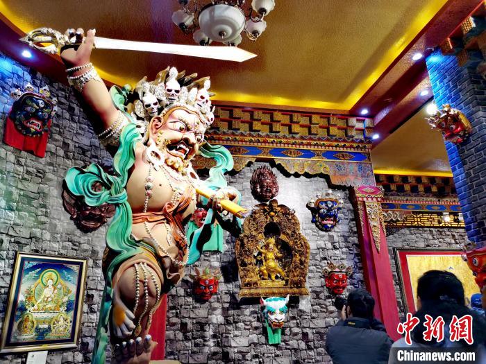 青?！敖鹕鹊亍睙嶝暎禾瓶?、泥塑璀璨奪目