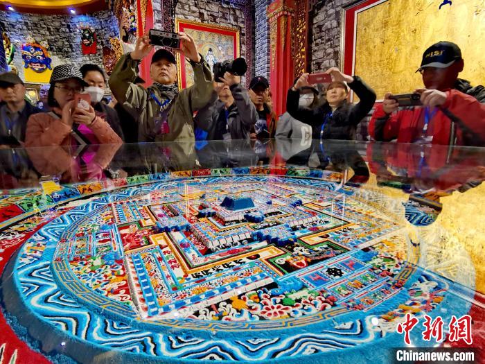 圖為參觀者拍攝壇城?！?zhí)砀?攝