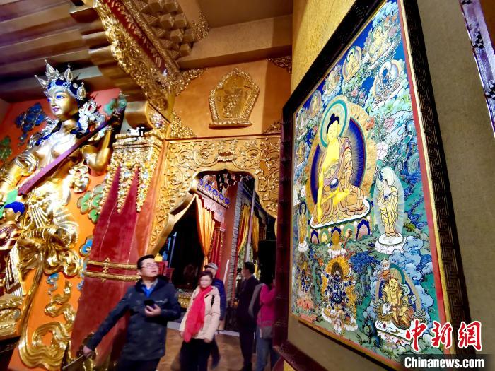 圖為仁俊畫院內(nèi)的唐卡?！?zhí)砀?攝