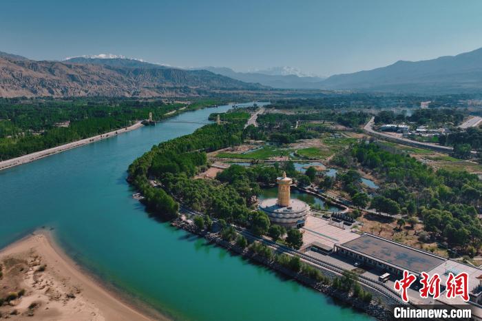 航拍青海貴德黃河岸畔綠意濃濃?！≮w凜松 攝