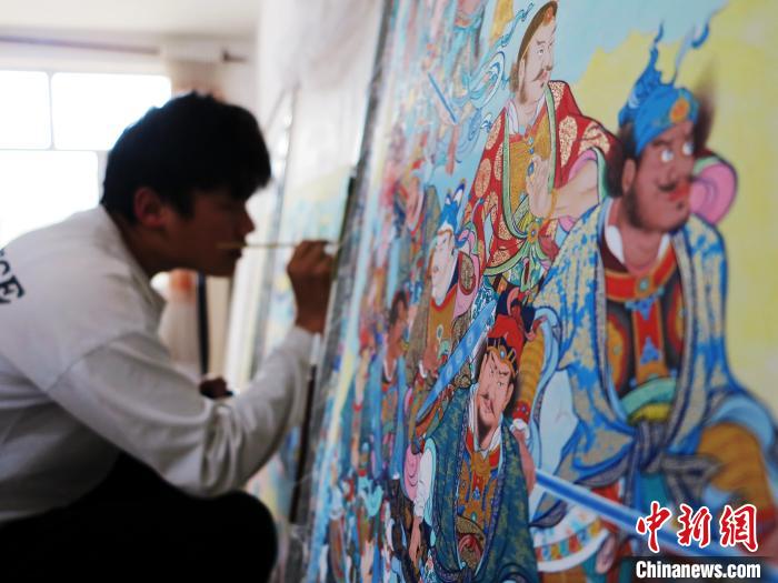 圖為熱貢龍樹畫苑內(nèi)的學(xué)徒繪畫唐卡。　張?zhí)砀?攝