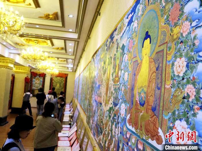 圖為熱貢龍樹畫苑內(nèi)的唐卡?！?zhí)砀?攝
