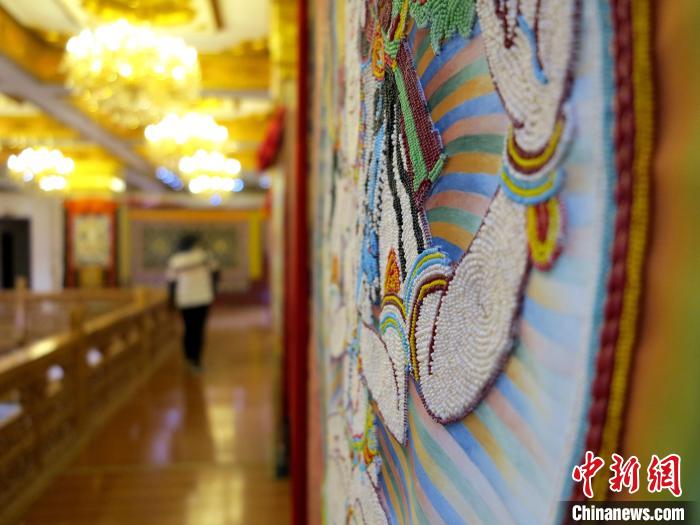 圖為黃南州同仁市熱貢龍樹畫苑內(nèi)的珍珠唐卡。　張?zhí)砀?攝