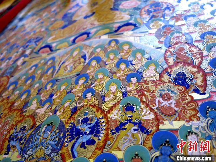 圖為熱貢龍樹畫苑內(nèi)展覽的唐卡局部?！?zhí)砀?攝