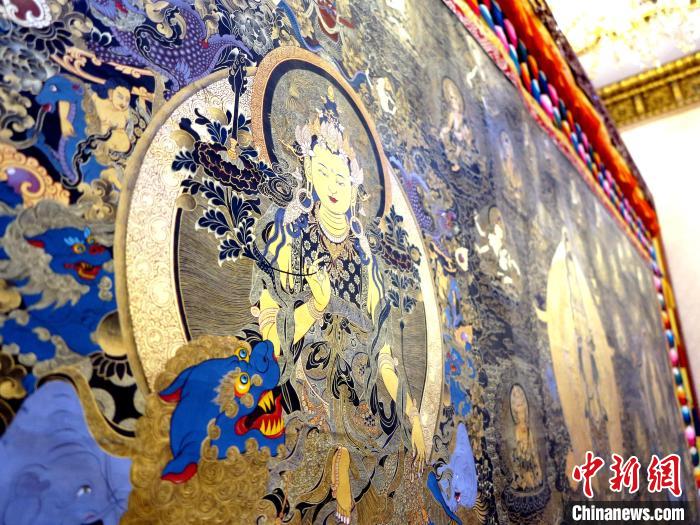圖為熱貢龍樹畫苑內(nèi)的唐卡?！?zhí)砀?攝