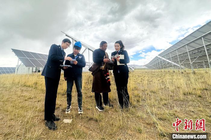 圖為稅務干部上門開展稅費輔導?！》劫F龍 攝