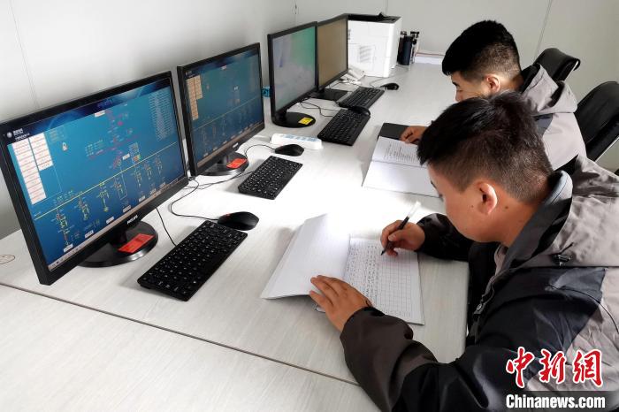 圖為光伏發(fā)電項(xiàng)目升壓站監(jiān)控室?！±铍h 攝