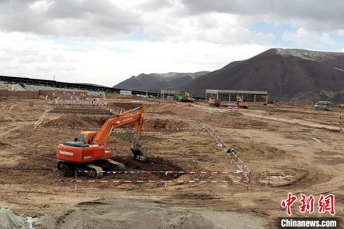 圖為光伏發(fā)電項(xiàng)目施工區(qū)正在抓緊施工?！±铍h 攝