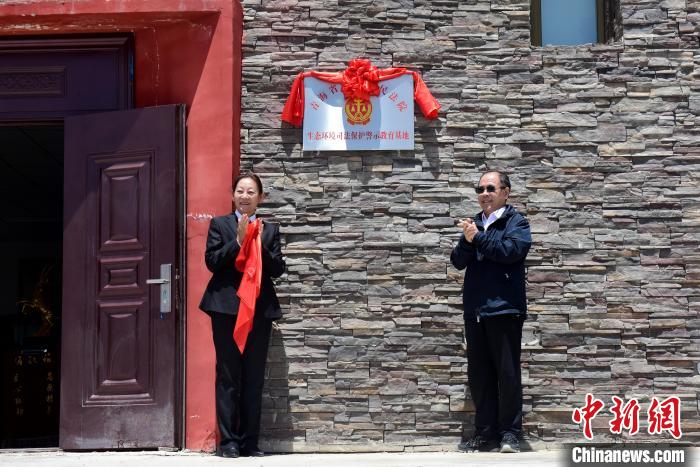 圖為揭牌儀式現(xiàn)場?！埢⒖?攝