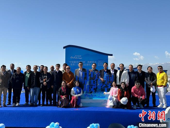 圖為國(guó)內(nèi)眾多詩(shī)人在茶卡鹽湖景區(qū)合影。　劉洋 攝