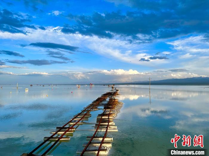 圖為茶卡鹽湖景區(qū)風(fēng)光?！⒀?攝