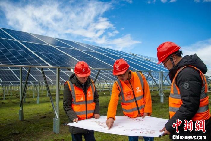 施工技術(shù)人員正在認(rèn)真核查柯拉一期光伏電站相關(guān)設(shè)計(jì)數(shù)據(jù)等。　劉忠俊 攝