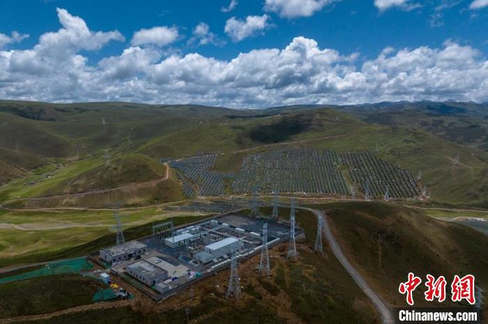 航拍建成投運(yùn)的柯拉一期光伏電站升壓站?！⒅铱?攝