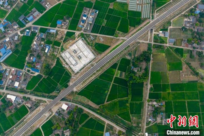 空中俯瞰綿竹牽引變電所和川青鐵路成黃段鐵路線?！⒅铱?攝