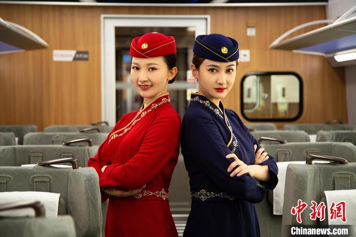 圖為整體色彩以“深藏青”和“喇嘛紅”為主調(diào)的西格段“復(fù)興號”動車組乘務(wù)員新制服?！±罾?攝