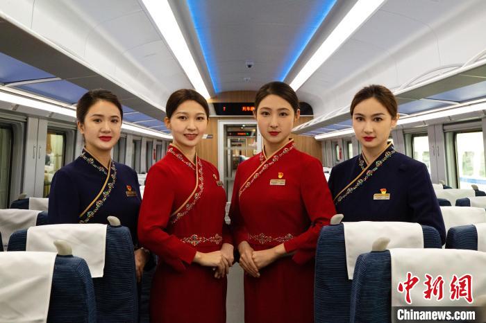 圖為整體色彩以“深藏青”和“喇嘛紅”為主調(diào)的西格段“復(fù)興號”動車組乘務(wù)員新制服。　李磊 攝