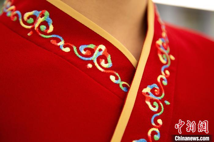 圖為新制服領(lǐng)口點(diǎn)綴有蒙古特色的烏力吉紋繡花?！±罾?攝