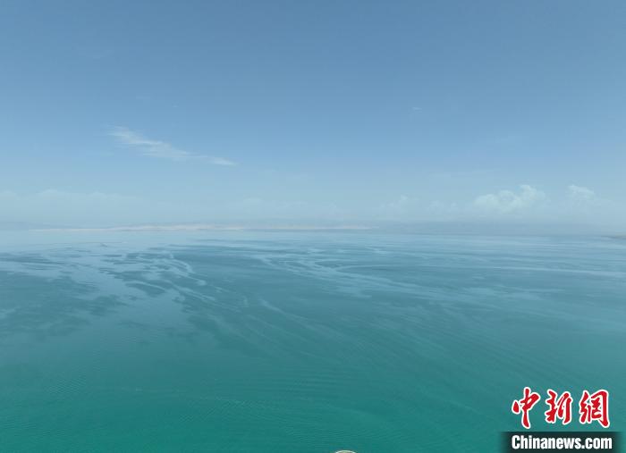 圖為航拍仲夏時(shí)節(jié)，青海湖水天一色。　祁增蓓 攝