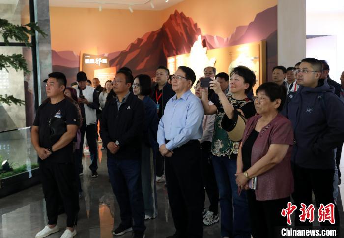 圖為臺(tái)商參訪祁連山國(guó)家公園生態(tài)科普館?！⊙Φ?攝